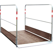 Veiligheidssteiger met houten platform en metalen leuning