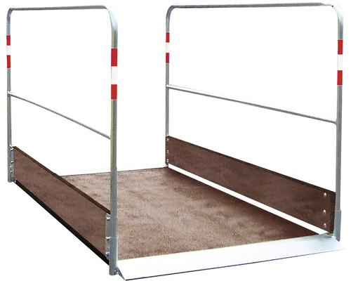 Veiligheidssteiger met houten platform en metalen leuning