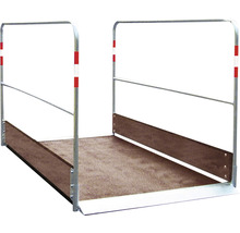 Werkplatform met metalen en houten leuning