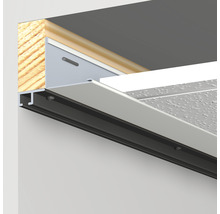 Detailopname garagedeurafdichting met houten frame