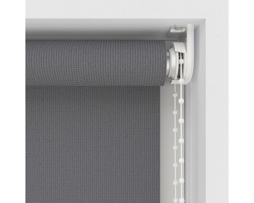 Grijs rolgordijn met kettingbediening bij het raam