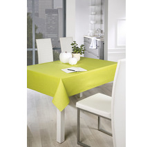 Eettafel met lichtgroen tafelkleed, servies en stoelen in een moderne keuken