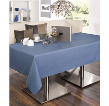 Gedekte eettafel met blauw tafelkleed en decoratieve objecten