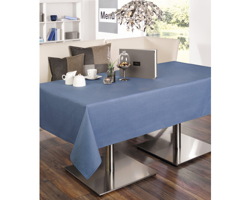 Gedekte eettafel met blauw tafelkleed en decoratieve objecten