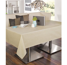Eettafel met tafelkleed, servies, decoratie en zitplaatsen