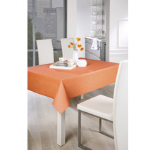 Gedekte eettafel met tafelkleed, servies en bloemenvaas