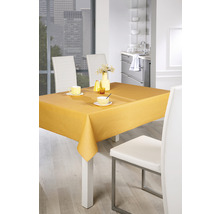 Eettafel met geel tafelkleed en servies in een moderne eetkamer.
