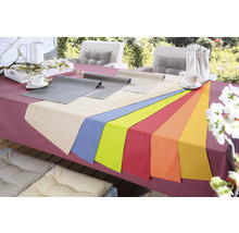 Scene met buitentafel, gedekt met tafelkleed en tafelkleden in diverse kleuren