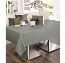 Eettafel met grijs tafelkleed, gedecoreerd met planten en servies.