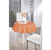 Scene met een ronde tafel met tafelkleed en twee stoelen in een lichte ruimte.