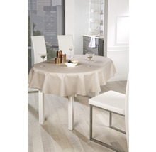 Gedekte eettafel met tafelkleed, stoelen, drankjes en decoraties in een lichte ruimte.