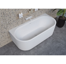 Vrijstaand bad in moderne badkamer met betegelde wand en kamerplant