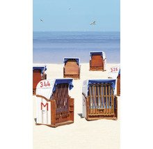 Strandscène met meerdere strandstoelen aan zee
