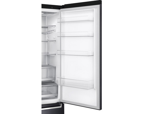 Geopende koelkast met rekken en compartimenten