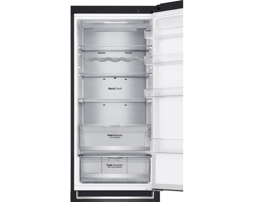 Interieur van een koelkast met planken, flessenhouder, vershoudlades en de opschriften Metal Fresh, Fresh Balancer en Fresh Converter