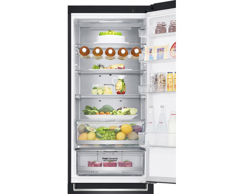 Geopende koelkast gevuld met etenswaren