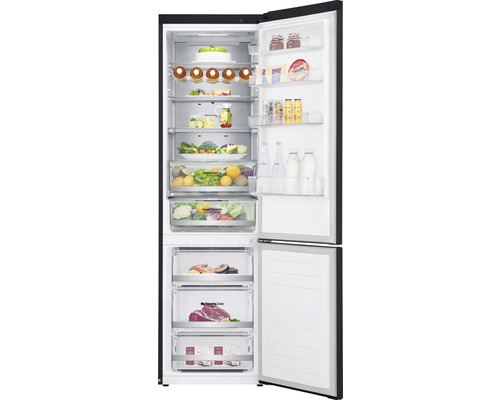 Geopende koelkast met etenswaren op planken en in lades