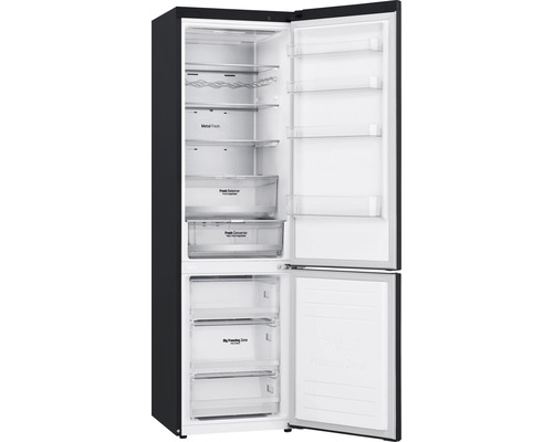 Geopende koelkast met diverse planken en compartimenten voor het bewaren van voedsel