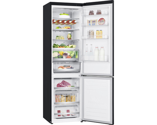 Geopende koelkast met diverse levensmiddelen