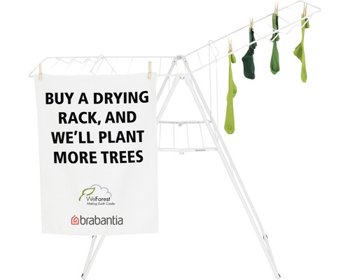 Wasrek met sokken eraan en een bord met de tekst: Koop een droogrek en we planten meer bomen. Ook het WeForest-logo en het Brabantia-logo.