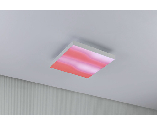 Vierkante plafondlamp met patroon aan het plafond bevestigd.