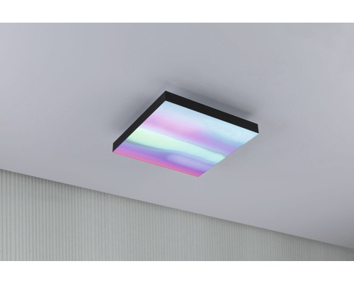 Vierkante led-plafondlamp met meerkleurig lichteffect aan het plafond