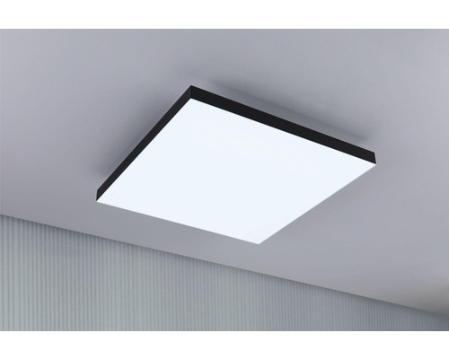 Vierkante led-plafondlamp met zwart frame aan kamerplafond
