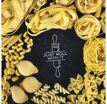 Diverse soorten ongekookte pasta op een donkere achtergrond
