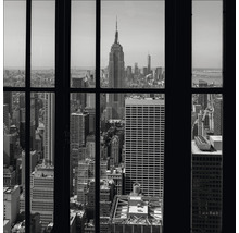 Uitzicht door een raam op de skyline van New York met het Empire State Building