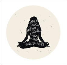 Illustratie van een persoon in yogahouding met inspirerende woorden