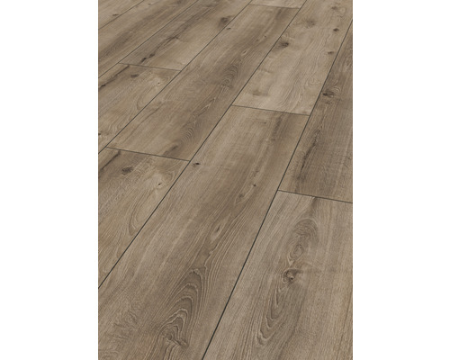 Close-up van gelegde laminaatvloer met houtlook.