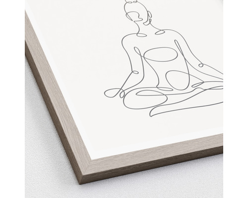 Ingelijste afbeelding met een lijntekening van een zittend persoon in een meditatiehouding.
