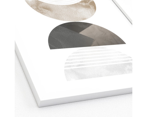 Decoratieve wanddecoratie met geometrische vormen in witte lijst