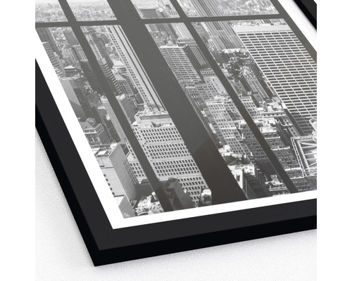 Ingelijste zwart-witfoto van een stadsgezicht