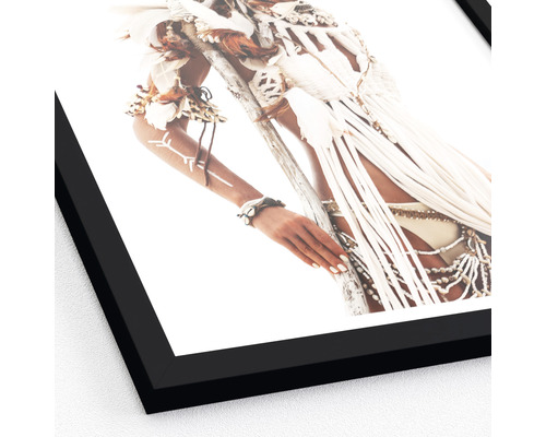 Ingelijste afbeelding van een vrouw met veren en stammenmake-up in Boheemse stijl