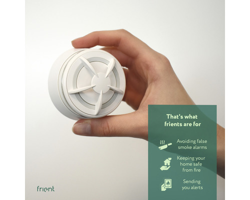 Hand houdt witte rookmelder van het merk Frient vast