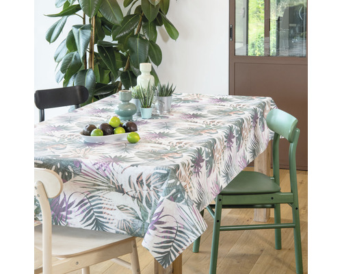 Eettafel met tropisch tafelkleed, gedecoreerd met fruit en planten