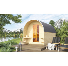Houten ton sauna met glazen deur op terras nabij meer
