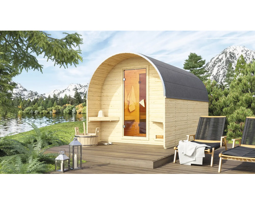 Houten ton sauna met glazen deur op terras nabij meer