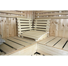 Interieur van een sauna met houten banken en rugleuningen