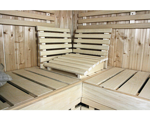 Interieur van een sauna met houten banken en rugleuningen