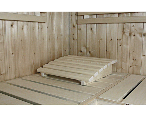 Sauna met houten voetsteun