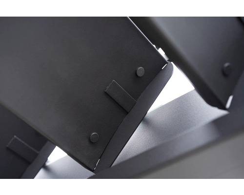 Detailopname van een lamellenconstructie van metaal