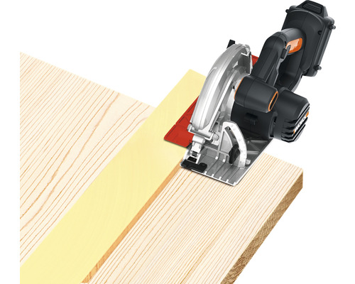 Accucirkelzaag die een houten plank zaagt