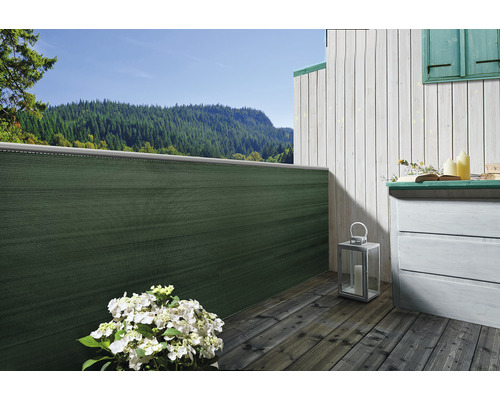 Balkon met privacyscherm, houten terras en commode