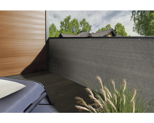 Balkon met privacyscherm, terrasplanken en ligstoel