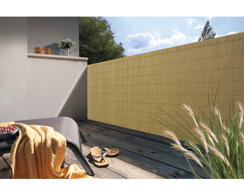 Balkonscène met privacyscherm van bamboematten