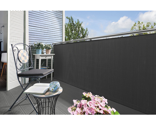 Balkonscène met privacyscherm, stoel en tafel op het balkon