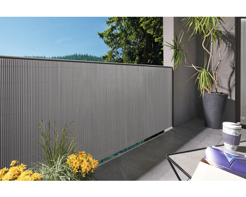 Balkonscherm op een balkon met planten en meubels.