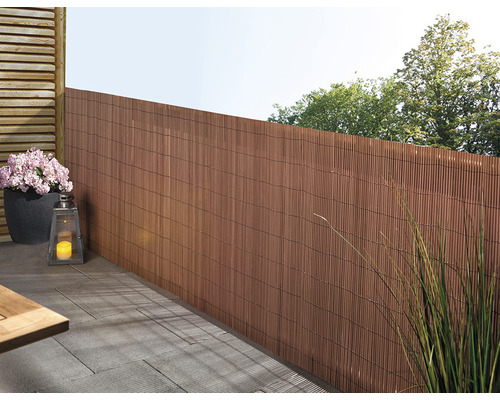 Terras met bamboe privacyscherm, potplant en lantaarn